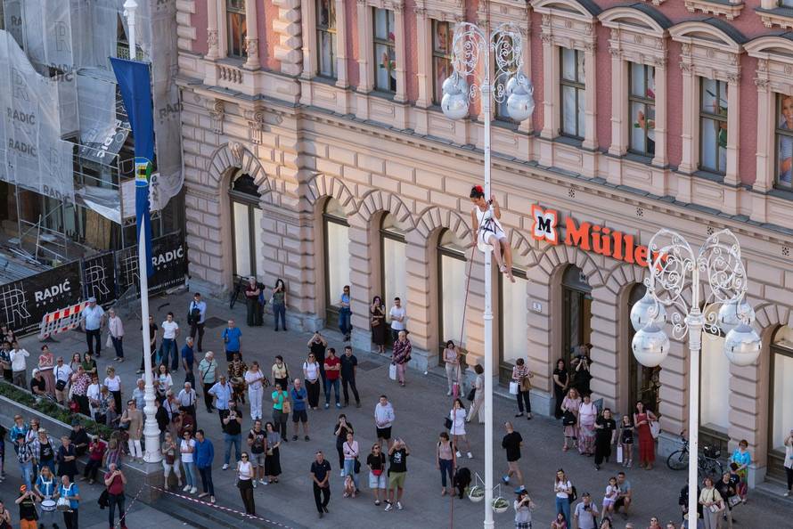 Zagreb: Antonia Gašparov hodom na žici privukla poglede prolaznika