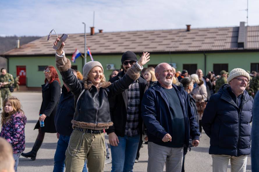 Svečana prisega ročnika na temeljnom vojnom osposobljavanju u Slunju