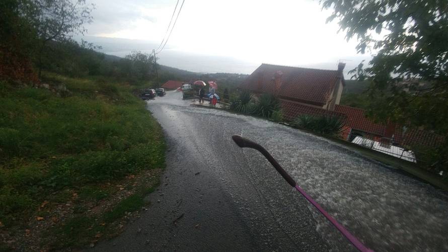 Opći potop u Zadru: Garaže su poplavljene, auti plivaju, kaos...