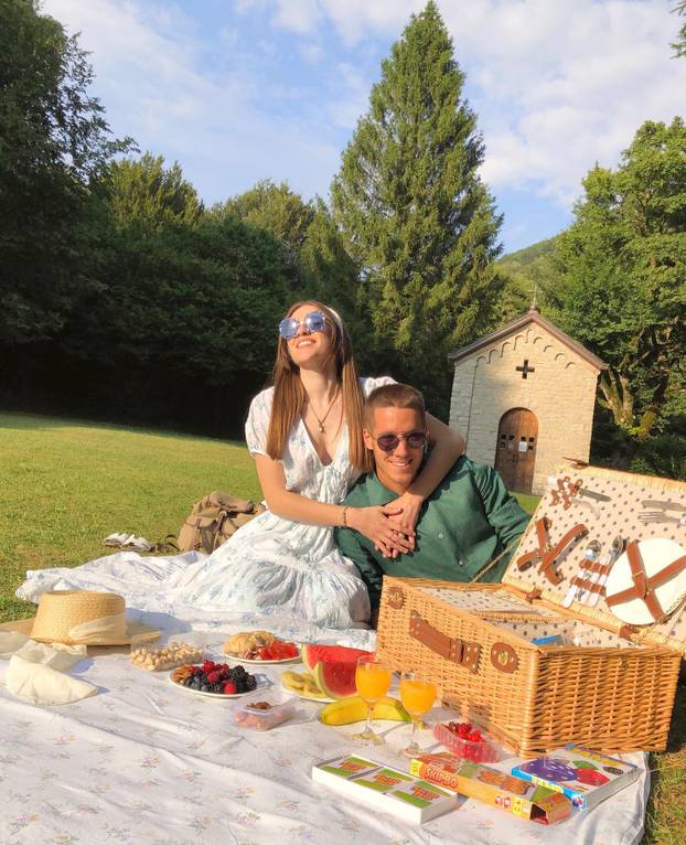 FOTO 'Vatreni' nosi njenu fotku na svakoj utakmici. Prohodali su kao tinejdžeri i isti dan slave