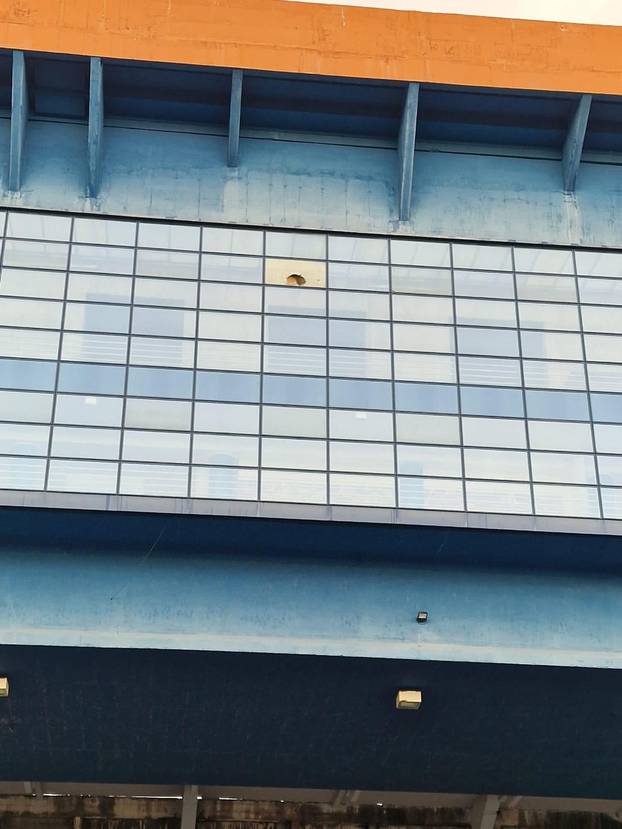 Galerija maksimirskog kaosa! Razbijeni prozori, prevrnuti WC, pokidani panoi, voda u tunelu...