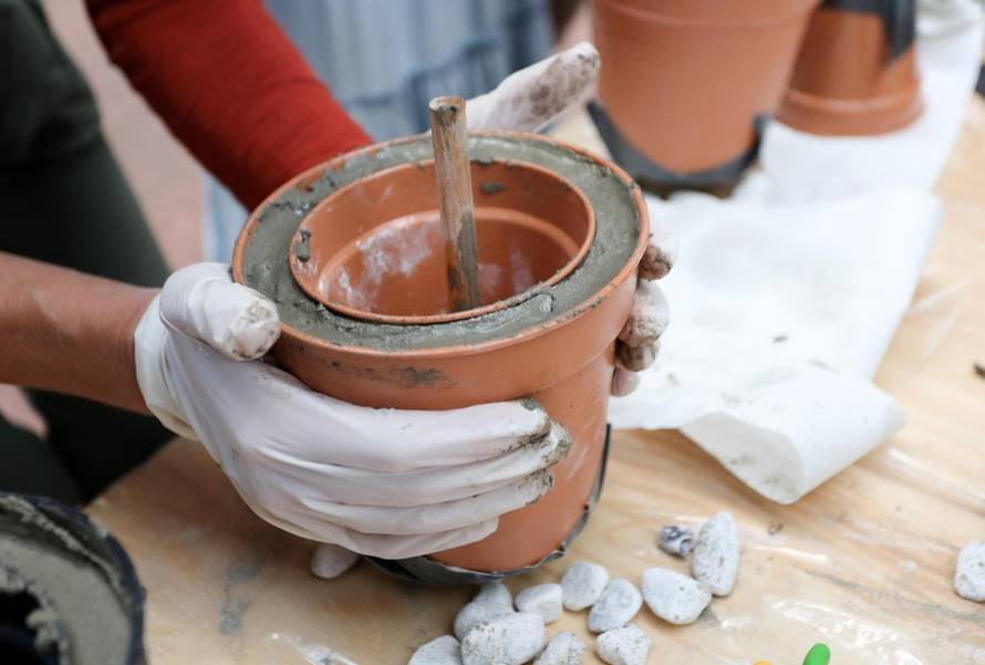 Vrtlarica: Posuda od betona za cvijeće trpi kišu, led pa i snijeg