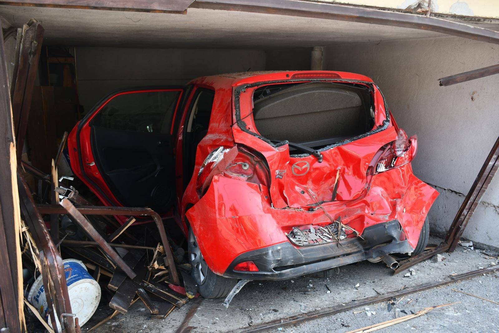 Sisak: Automobilom se zabila u privatnu garaÅ¾u i razbila automobil u njoj