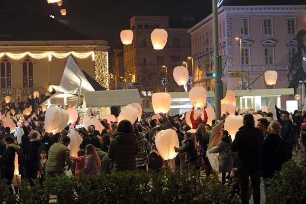 Šibenčani na prvi dan Nove godine puštali lampione dobrih želja s Poljane