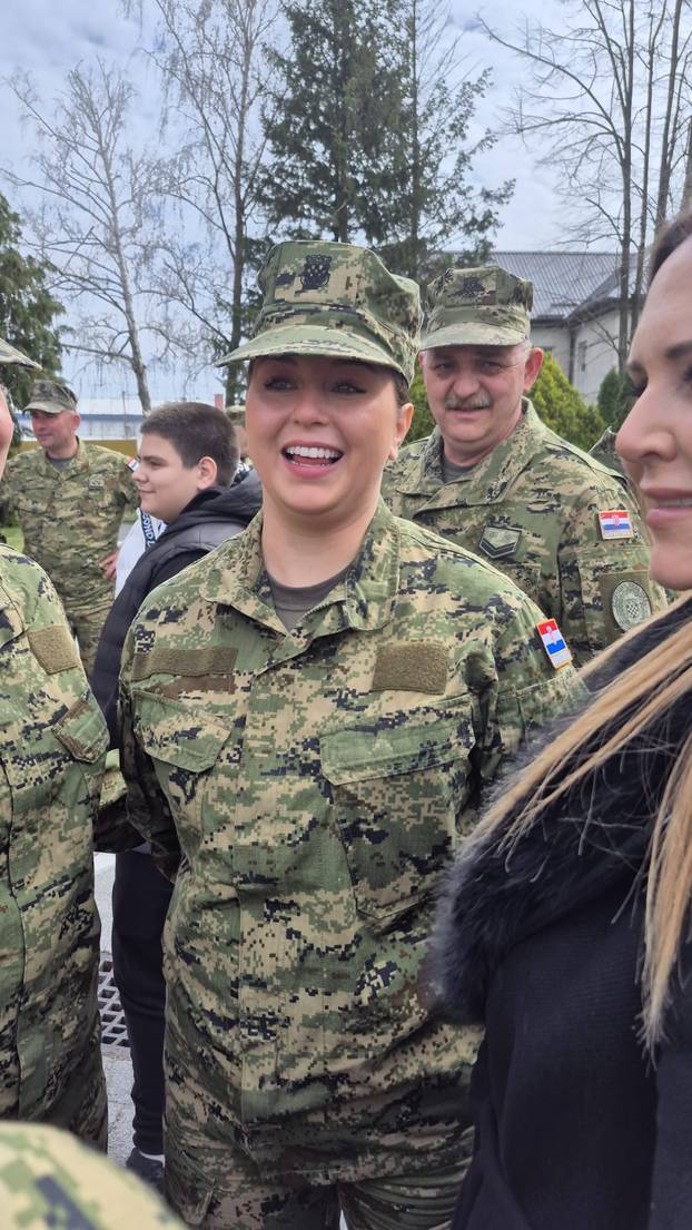 Thompsonova kći Diva Marija prisegnula u vojarni. Stigao i tata pjevač. Pogledajte fotke