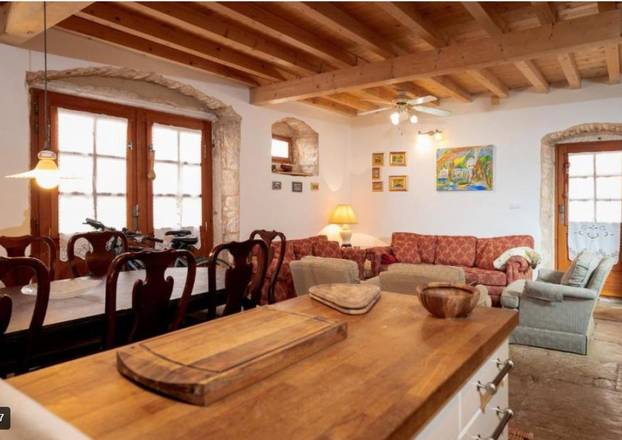 FOTO Rijetka prilika! Kamena kuća u srcu Starog Grada Hvara interijerom oduzima dah