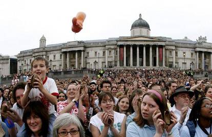 London: Pet tisuća ljudi sviralo na kokosima