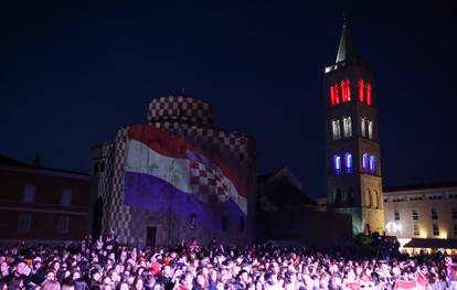 Zadar: Zvonik katedrale sv. Stošije u bojama za doček Vatrenih