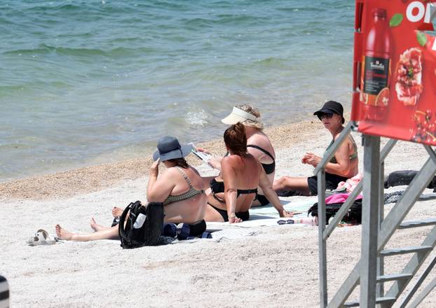 Na šibenskoj plaži Banj nekoliko osoba se sun?a