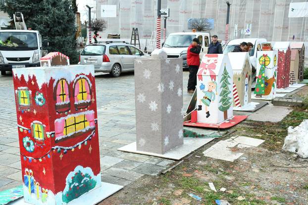 Sisak: Postavljanje adventskih kućica koje su napravila djeca