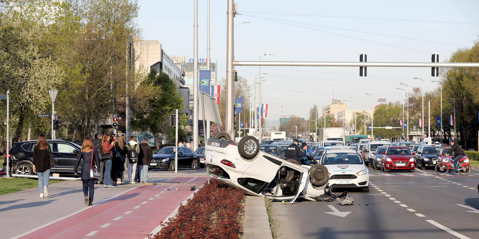 Zagreb: Jedan automobil završio na krovu u prometnoj nesreći u Vukovarskoj