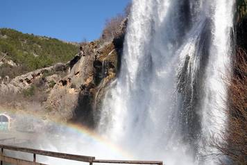 Knin: Slap Kr?i?, poznatiji kao Topoljski buk ili Veliki buk ukra&scaron;en dugom