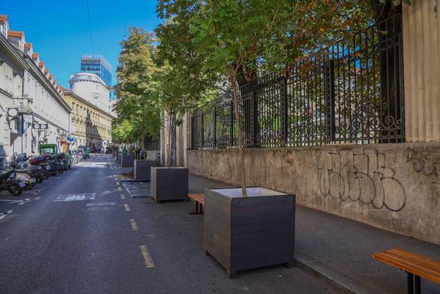 Zagreb: Novi zeleni zaokret, umjesto taksista u Gajevu stigle masivne žardinjere i drvene klupe