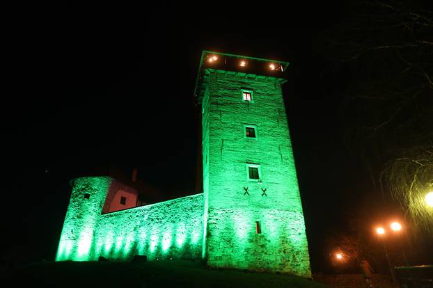 Stari grad Dubovac zasvijetlio u zelenoj boji