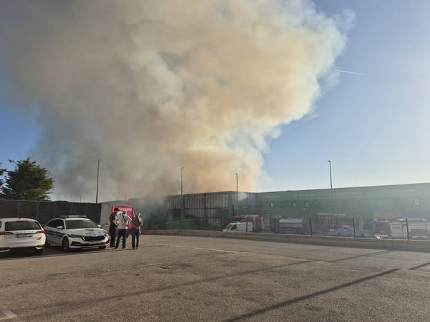 FOTO Buktinja u Kaštelima: 'Sve smrdi po dimu, odjekuju sirene. Strah nas je da se ne proširi!'