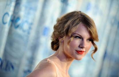 Taylor Swift njuši obožavatelje da osjeti nose li njezin parfem