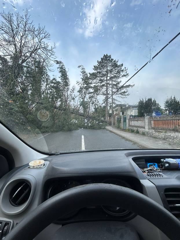 320 SLIKA ZIMSKOG KAOSA Orkanski vjetrovi, mećava i velike poplave pogodile zemlju
