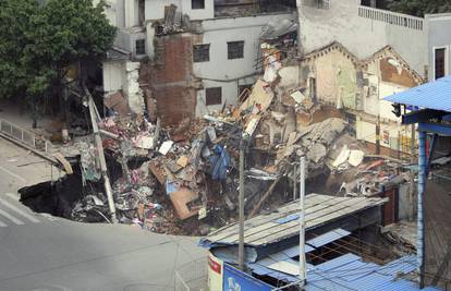 Kina: 'Potonulo' je tlo, a onda se urušile najmanje tri zgrade