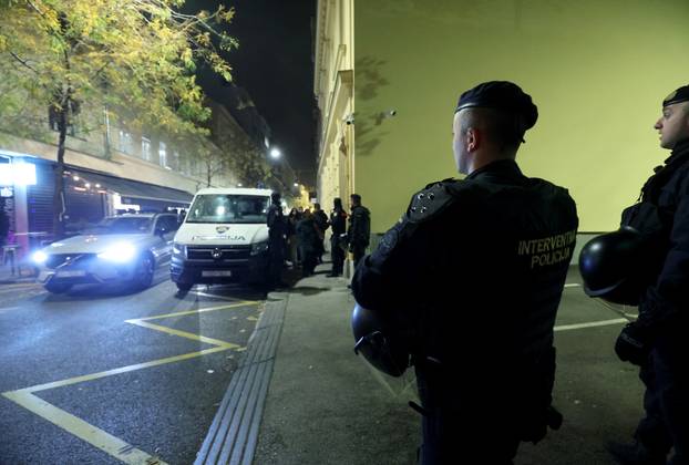 Zagreb: Maskirani muškarci otpjevali svoje ispred Srpskog kulturnog centra i razišli se nakon dolaska interventnih policajaca