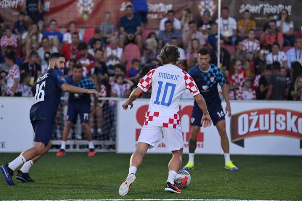 Međusobni okršaj zvijezda Vatrenih u uličnom nogometu održan je u Zagrebu