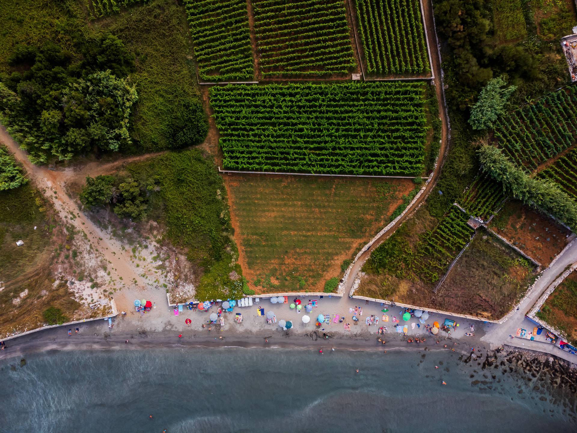 Na plaži Bilin Žal kod Lumbarde svatko može pronaći svoj komadić raja