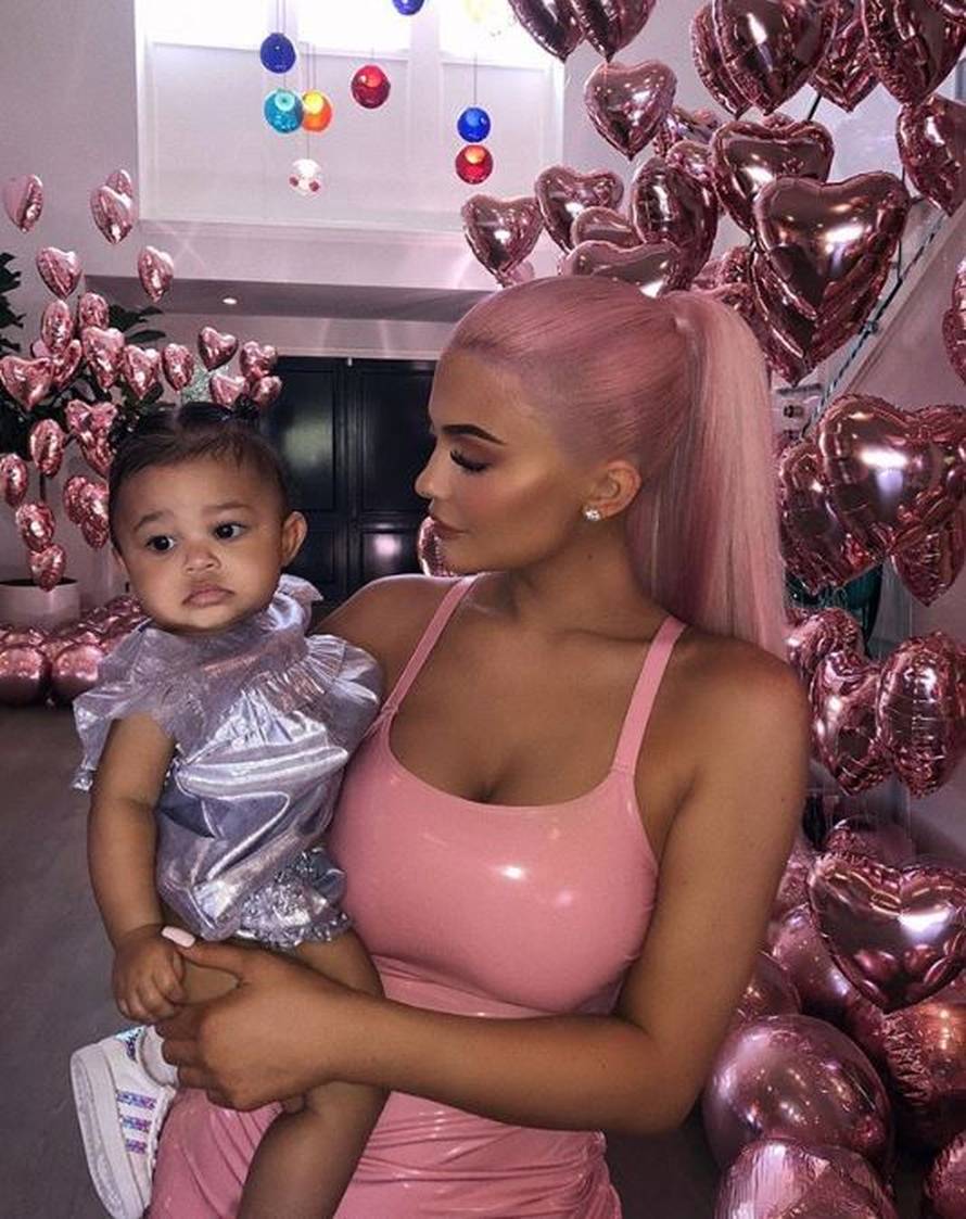 Neobičan stil: Kylie je obukla crni kombinezon za sunčanje