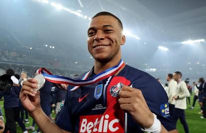 Huligani zapalili autobuse, Mbappe se oprostio od PSG-a s osmijehom. Odlazi u Real...