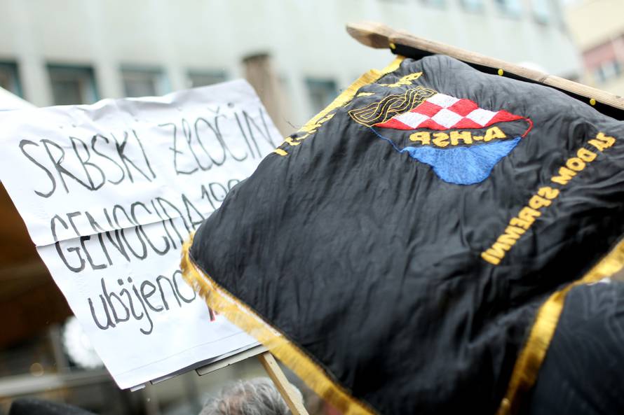 Prosvjednici došli do Kamenitih vrata, dalje ne mogu: 'Izdaja!'
