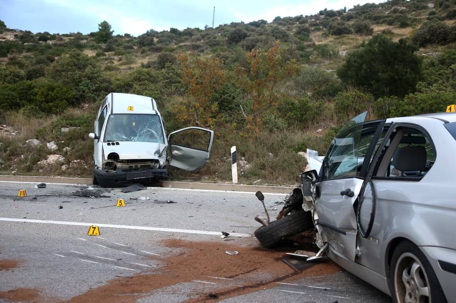 Krš i lom na ulazu u Šibenik: BMW bez pola prednjeg dijela