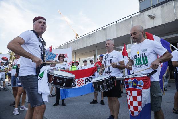 Zagreb: Okupljanje prosvjednika Hodaj za Liku, hodaj za Hrvatsku