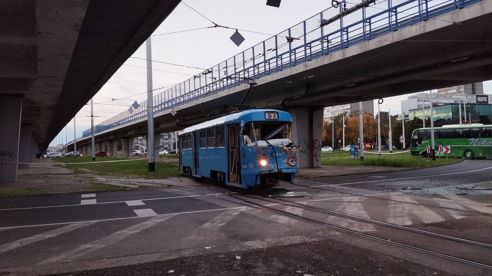 VIDEO Kaos u Zapruđu. Jedan mrtav. Tramvajski promet bio u prekidu. Vozač ZET-a u bolnici