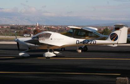 Lani kupili školske avione, a već im otpadaju zakovice