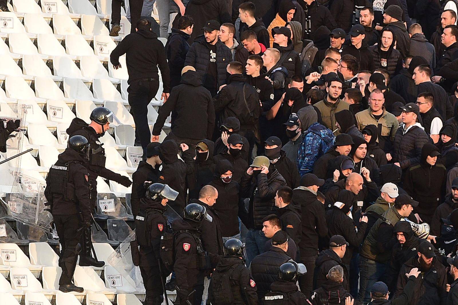 Beograd: Nakon sukoba policije i Grobara prekinut susret Čukaričkog i Partizana