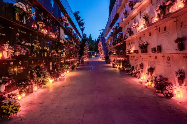 Pula: Obilazak grobova noću uoči blagdana Svih svetih