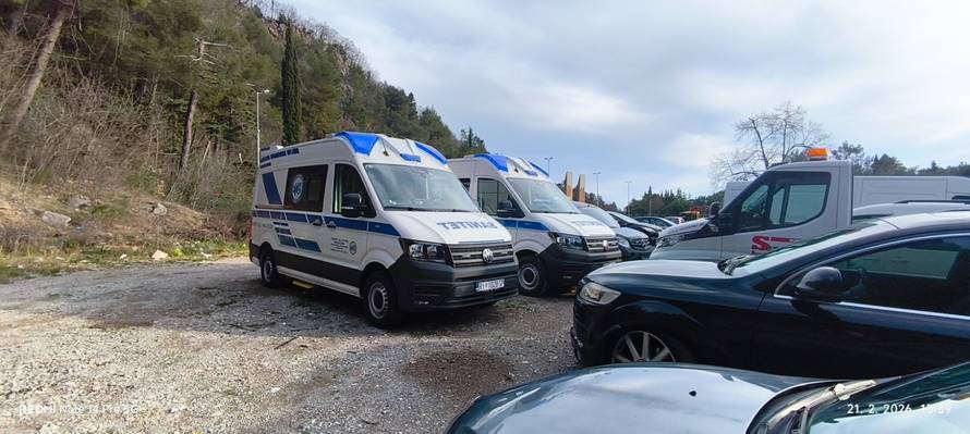 Nova vozila saniteta više od mjesec dana trunu na livadi: 'A pacijenti dugo čekaju prijevoz'