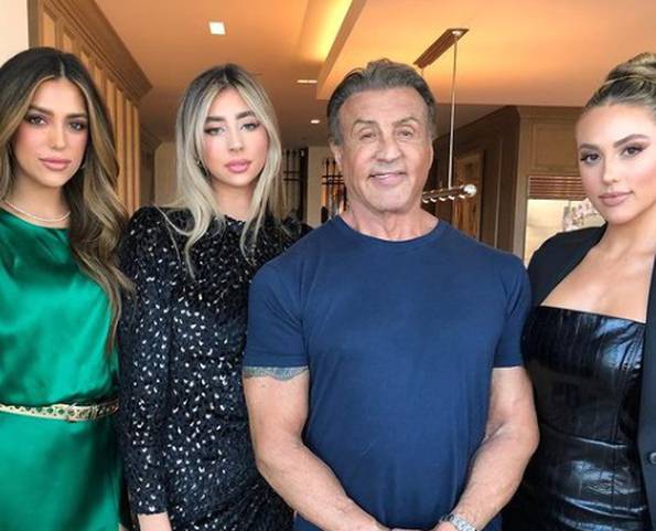 Stallone objavio fotografiju s kćerima: 'Zamisli da ti je otac Rambo i Rocky u isto vrijeme'