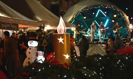 FOTO U Slavonskom Brodu zapaljena 3. adventska svije&cacute;a