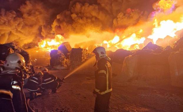 FOTO U srcu požara! Herojski napori vatrogasaca da ugase požar koji diže opasan oblak