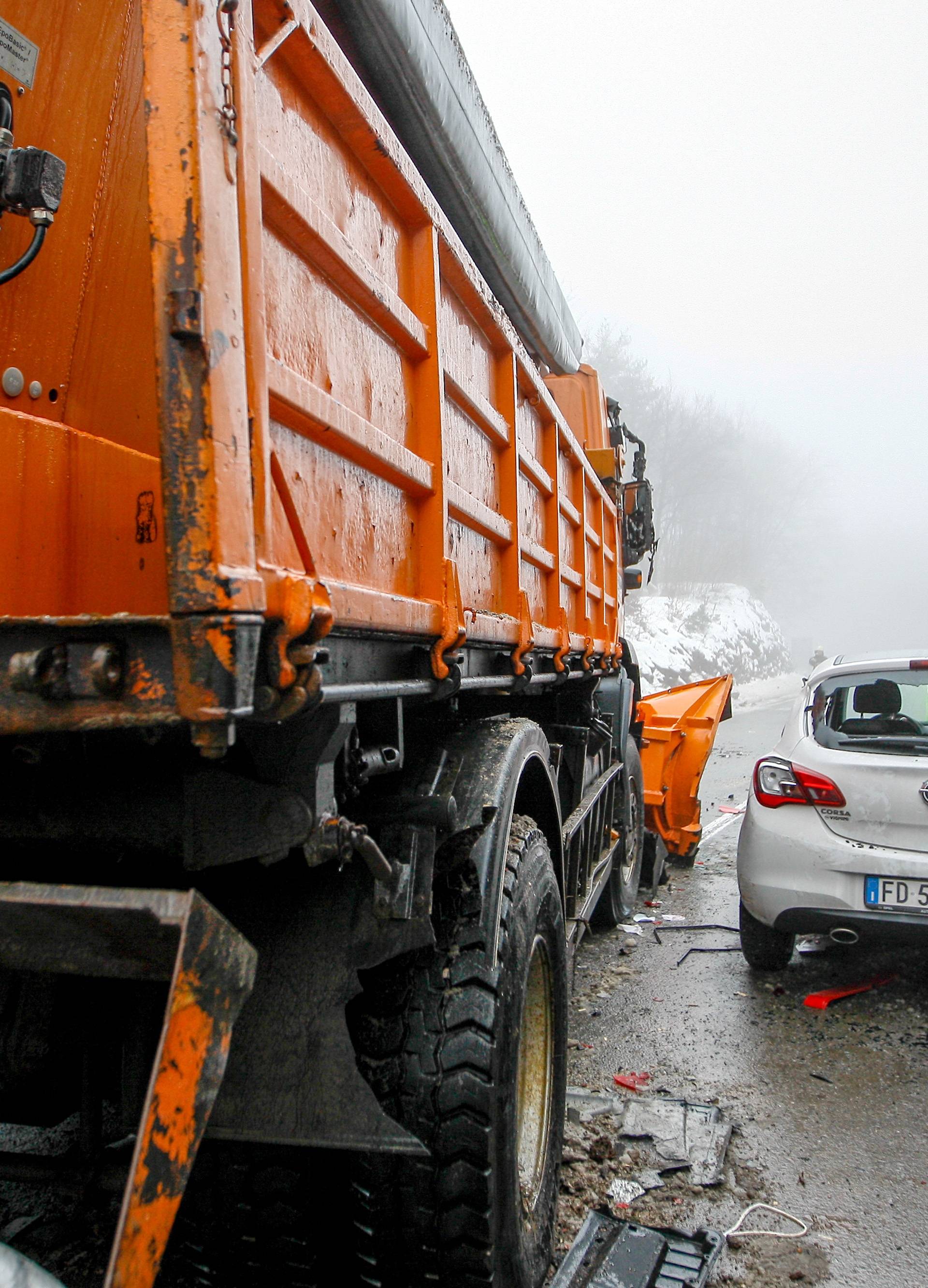 Auto u auto, auto u ralicu, u nju bus pa u sve njih tegljač