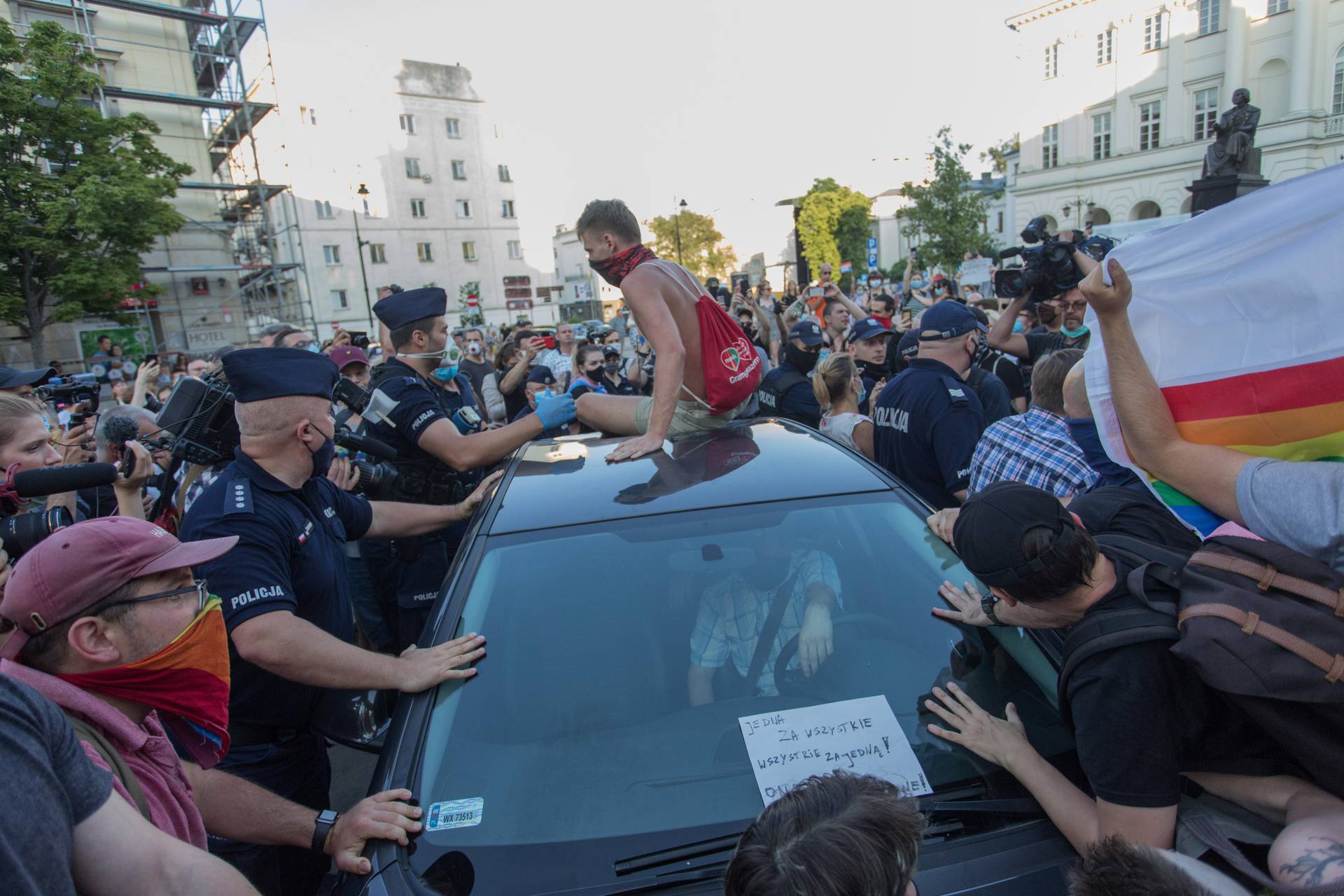 Poljska: Pokušali zaustaviti uhićenje aktivistice LGBT-a