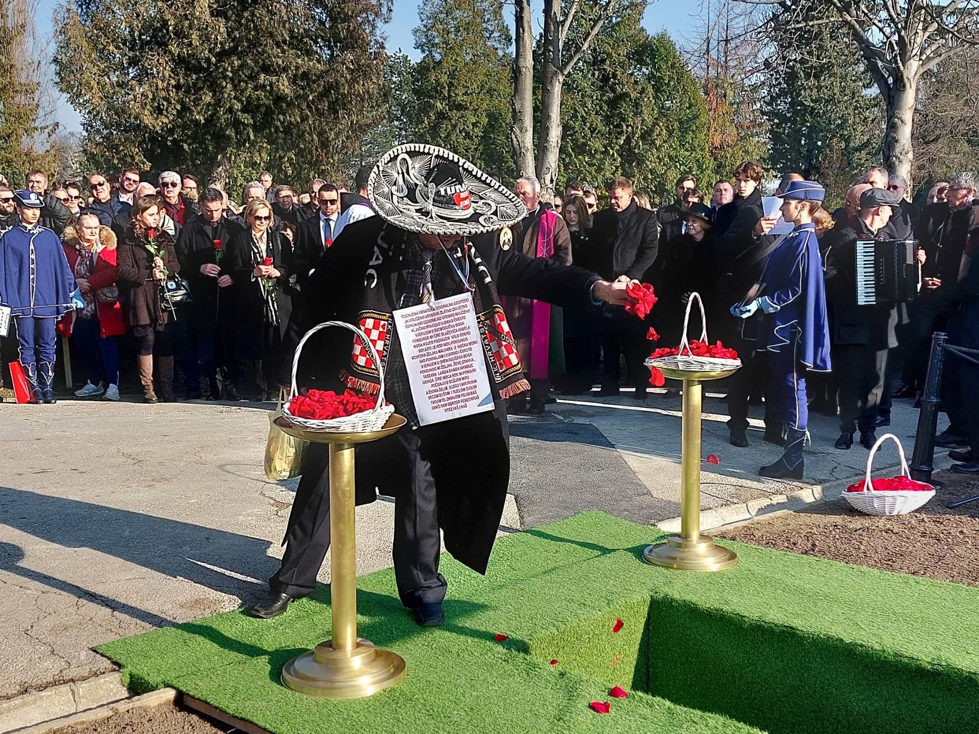 Legendarni trener Ćiro Blažević pokopan na Aleji velikana na Mirogoju: Stotine ga ispratile