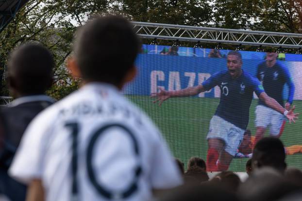 Francuski nogometa&scaron; Kylian Mbappe u prvom posjetu stadionu Leo Lagrange  od osvajanja trofeja