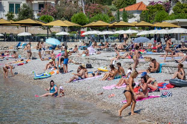 Dubrovnik: Plaža u uvali Lapad prepuna turista