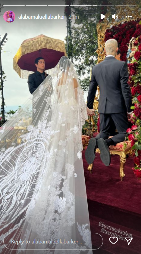 Prve fotografije s vjenčanja u Italiji: Kourtney se udala za Travisa, nosila veo s Gospom