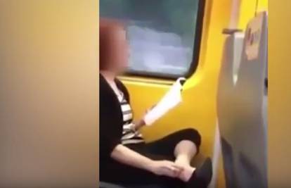 Žena je šokirala putnike: Čitala je u vlaku i jela kožu sa stopala