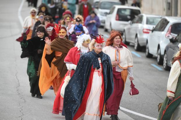 Šarena povorka maskiranih skupina u Splitu