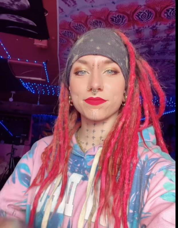 FOTO Razdvojila je jezik, kaže da sad može osjetiti dva okusa - odjednom! 'Ovo je boljelo...'