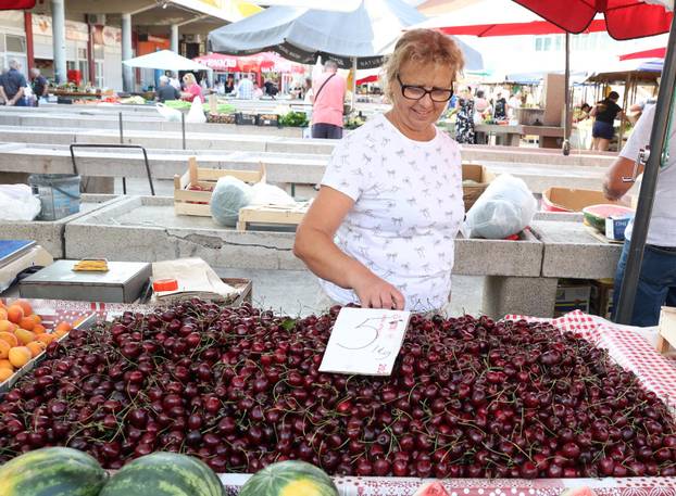 FOTO Krumpira, luka, rajčica i lubenica! Pogledajte cijene voća i povrća na šibenskoj tržnici