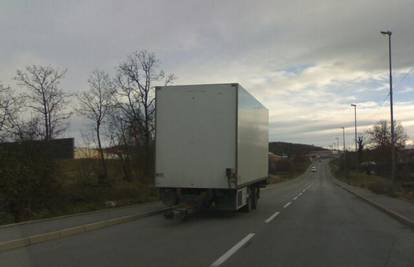 Bezobrazni vozač parkirao prikolicu kamiona na cesti