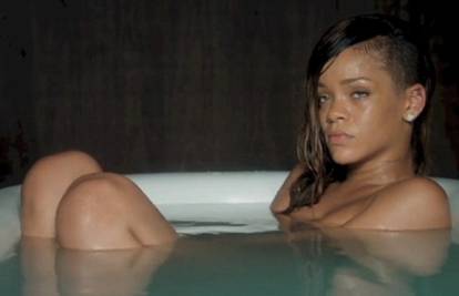 Rihanna se skinula: Tužnu pjesmu otpjevala gola u kadi